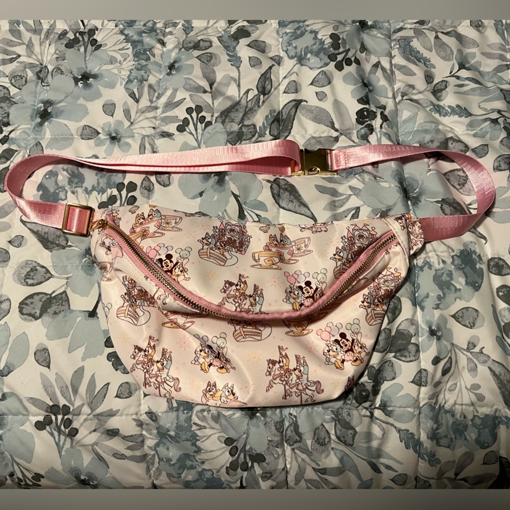 -Disney XL Fanny pack crossbody Brand New with Bluey, Bingo and Mickey